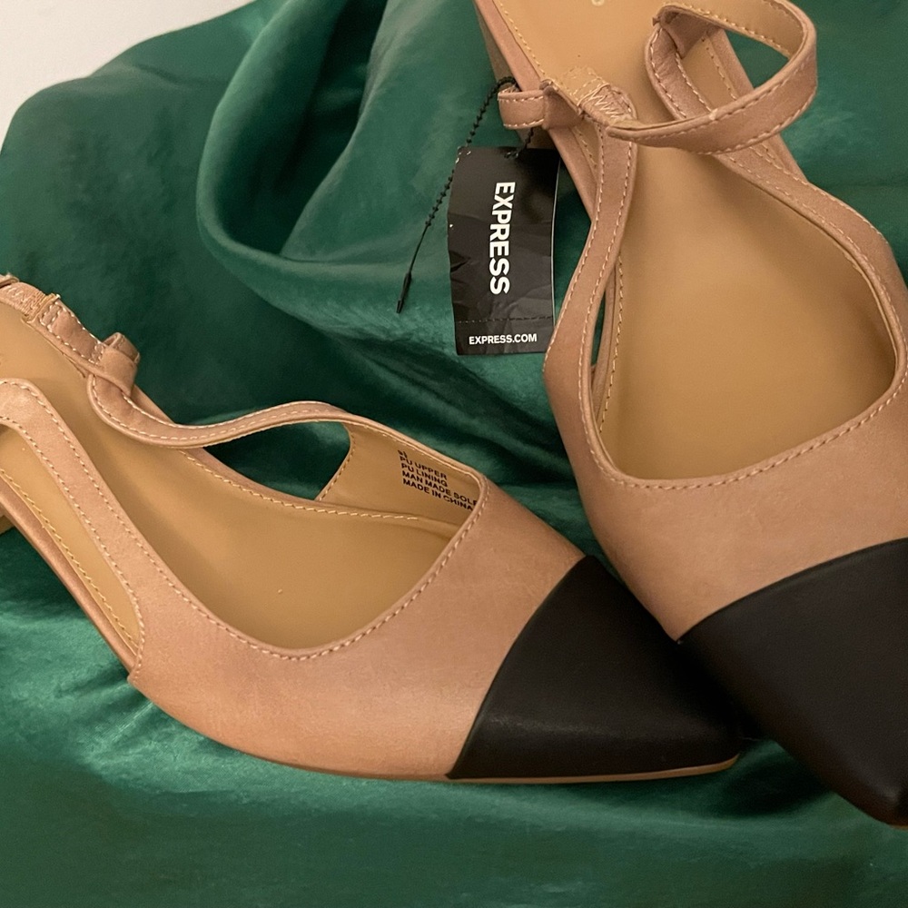 Express Women's Beige and Black Pointed Flats